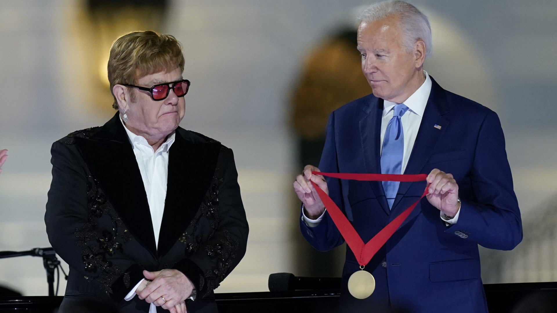 Elton John recebe medalha de Joe Biden