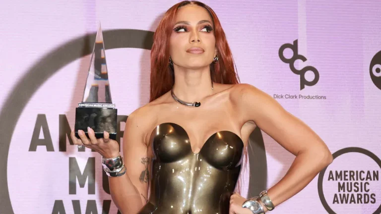 Anitta ganha prêmio no American Music Awards