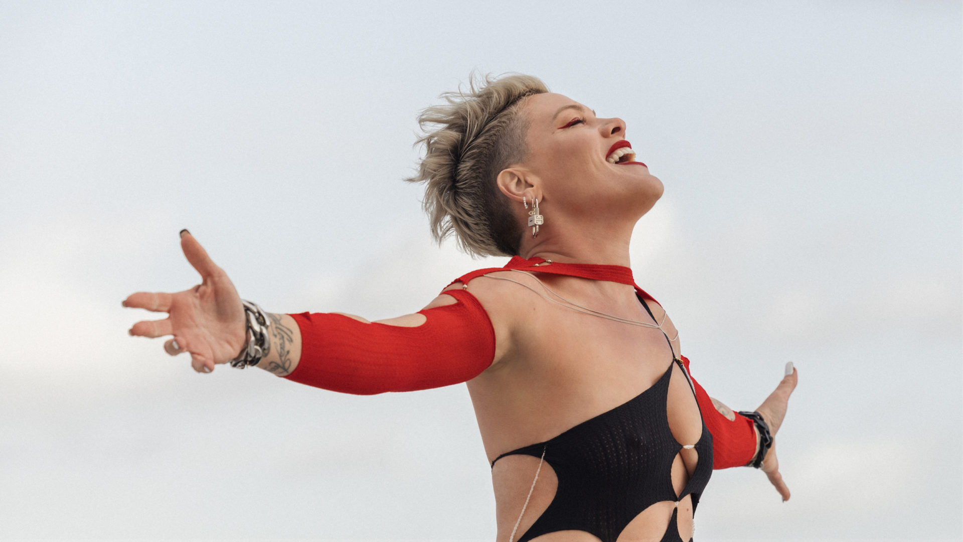 P!nk lança clipe de “TRUSTFALL”