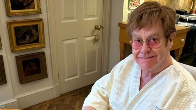 Elton John sofre acidente doméstico e passa a noite no hospital